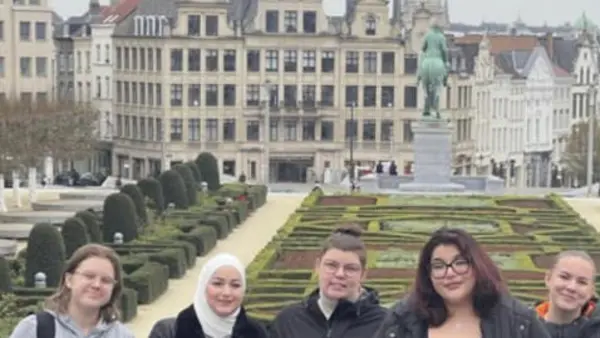 Elever p&aring; bes&ouml;k i centrala Br&uuml;gge