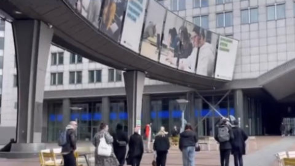 Elever på väg in i Europaparlamentet i Bryssel
