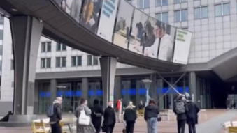 Elever p&aring; v&auml;g in i Europaparlamentet i Bryssel