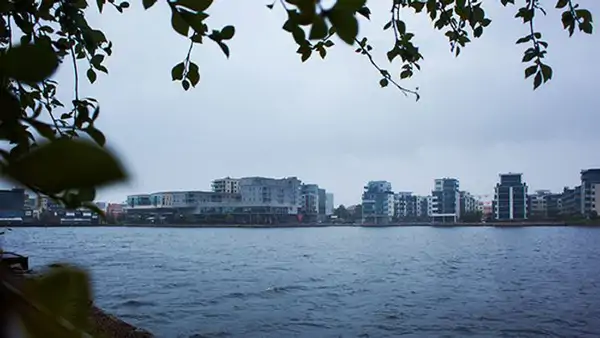 Vy över Jönköping sett från vattnet - gå en kurs på Folkuniversitetet i Jönköping.