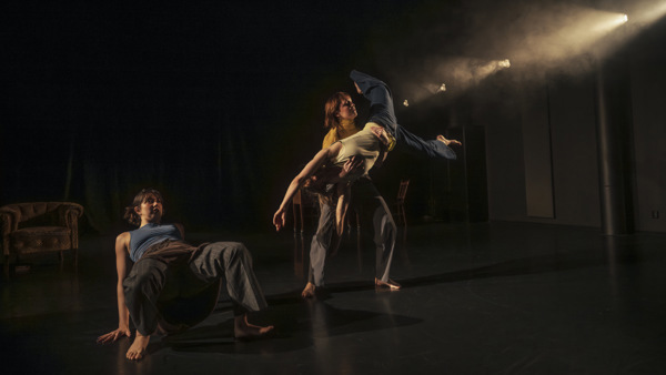 Elever på Balettakademiens dansutbildning i Göteborg på scen och gör ett danssteg. 