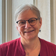 kvinna som ler vid fönster