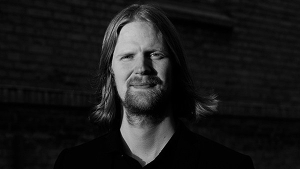 Svartvit bild på pianisten Kalle Stenbäcken