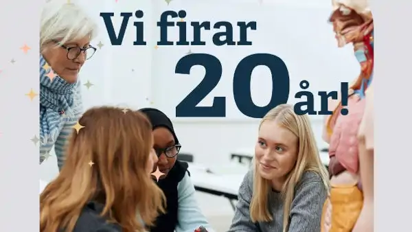 Bild som säger "Vi firar 20 år!". Lärare och tre elever runt en bänk med undervisning om människoorgan.
