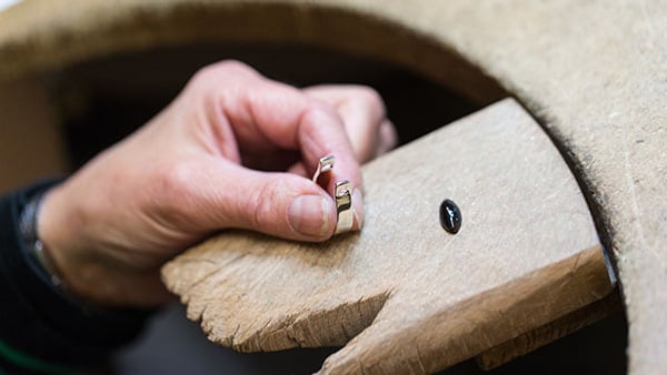 En person som arbetar med silversmide.