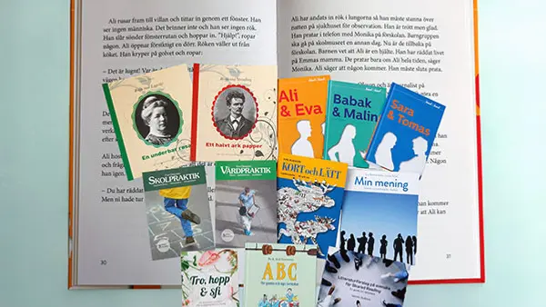 En öppen bok med en massa böcker på.