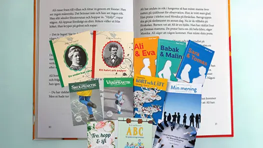 En öppen bok med en massa böcker på.