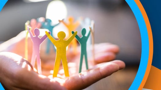 en hand med pappersfigurer