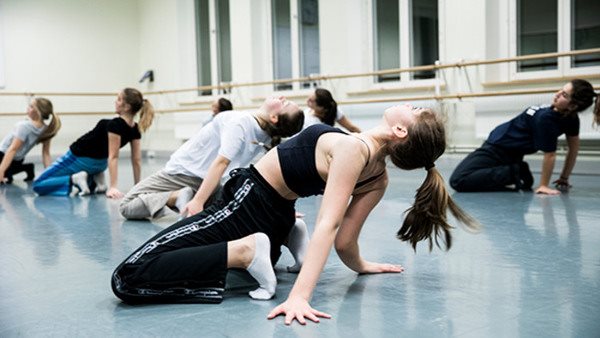 en grupp dansare som dansar på golvet på Balettakademien Stockholm
