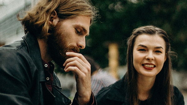 Närbild på ung kvinna och man, kurser och utbildningar Folkuniversitetet i Finspång