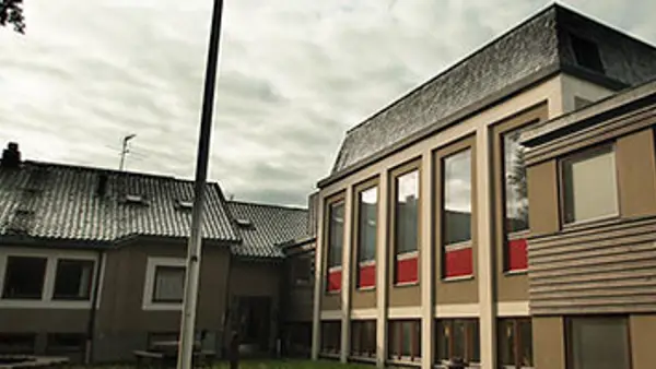 En bild p&aring; skolans lokaler utifr&aring;n. 