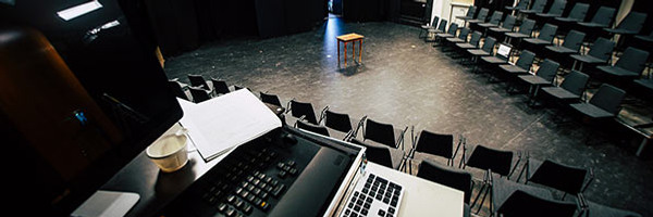 En bild p&aring; skolans lokaler och ljudanl&auml;ggning. 