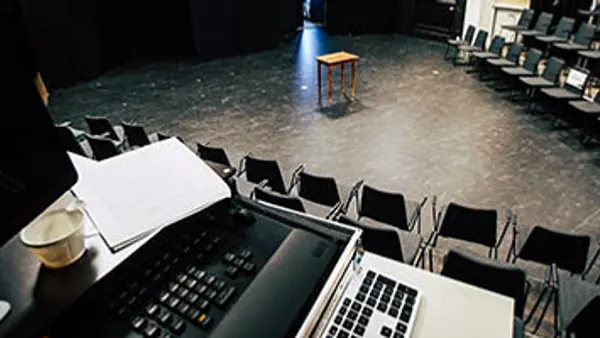 En bild p&aring; skolans lokaler och ljudanl&auml;ggning. 