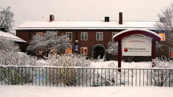 Huvudentrén och innergården på Folkuniversitetet i Umeå på Nygatan 43 i vinterskrud