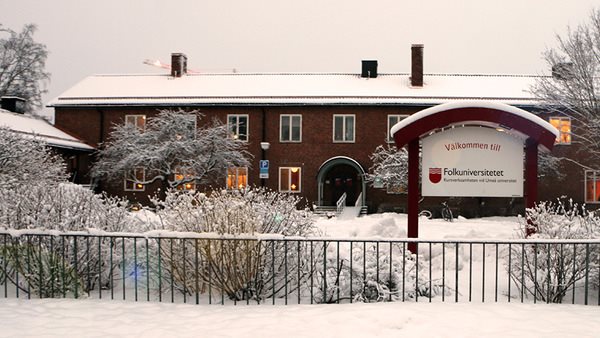 Huvudentrén och innergården på Folkuniversitetet i Umeå på Nygatan 43 i vinterskrud