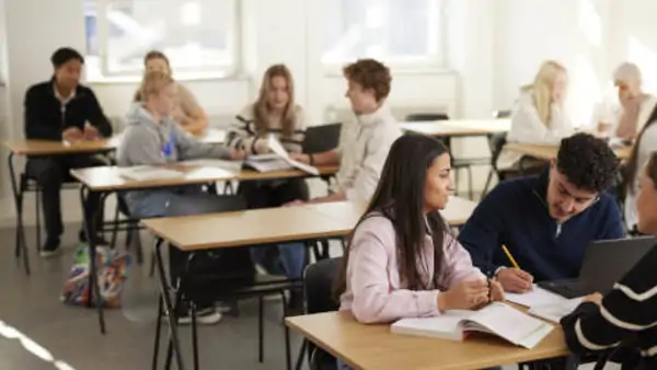 Elever i ljust klassrum på gymnasieskola