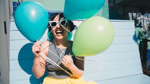 skrattande kvinna med ballonger