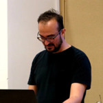 En man tittar ned på en dator