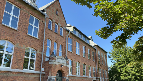 Exteriör av röd tegelbyggnad i Kräftriket