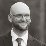 man med slips och glasögon