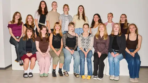 Klassfoto från Dansutbildningen årskurs 1 på Balettakademien i Göteborg