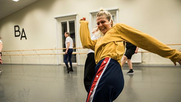 dansande glad kvinna på Balettakademien