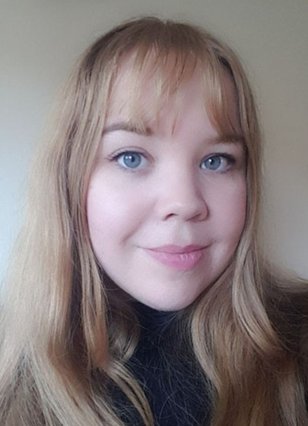 Sofia Söderberg undervisar i måleri och keramik på Folkuniversitetet