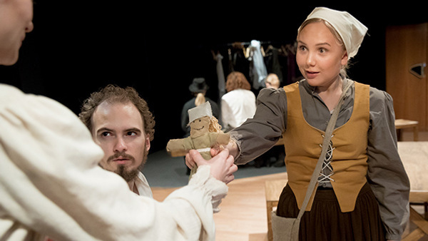 Bild på tre elever i en pjäs. 