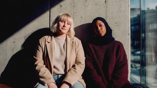 Några kvinnor som sitter bredvid varandra.