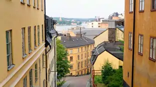 En smal gränd mellan två hus i en stad.