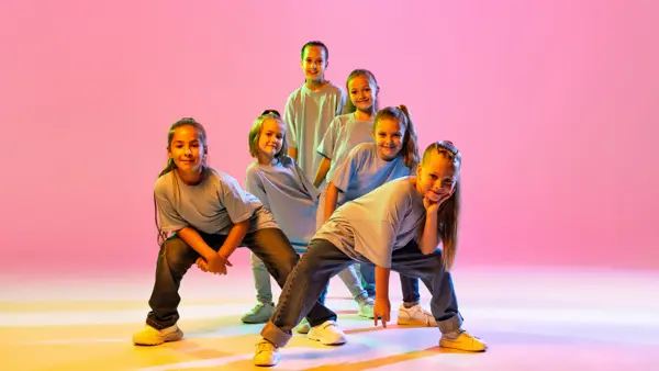 sex dansare som är barn med färglada kläder