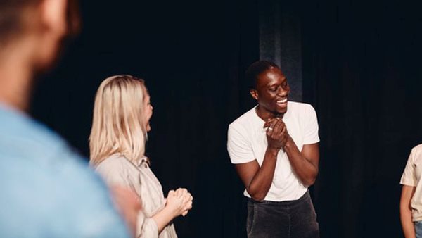 Deltagare i en fortsättningskurs i teater