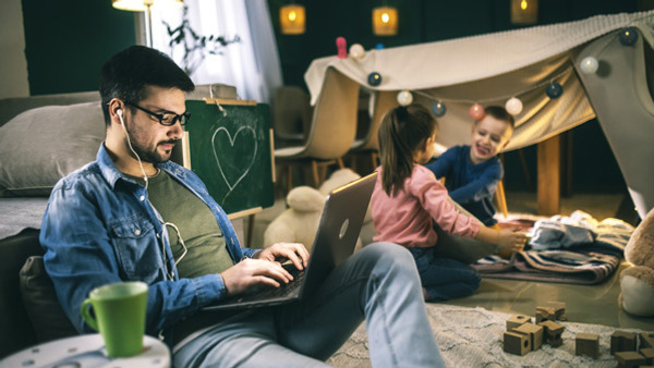 En man som pluggar eller jobbar på distans.