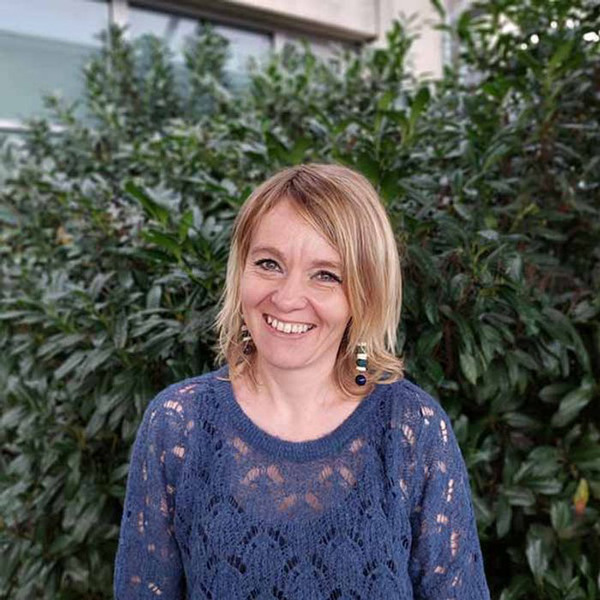 Julie Cauzard är lärare på Folkuniversitetet i Göteborg