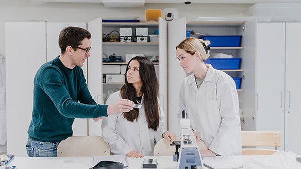 Elever och lärare på naturvetenskapsprogrammet på Johannes Hedbergymnasiet i Helsingborg