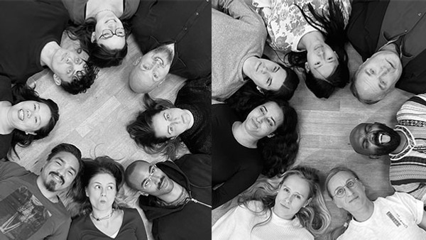 Personer som ligger i en ring på golvet. 