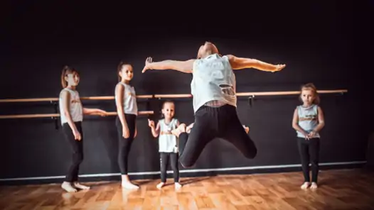 Barn dom dansar i dansstudio. 