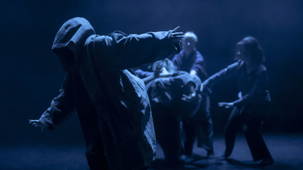 Elever på Balettakademiens dansutbildning i Göteborg, på scen under en föreställning. 