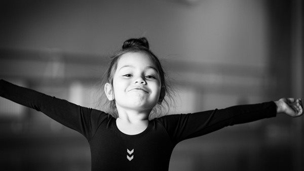Glad flicka som dansar på Balettakademien