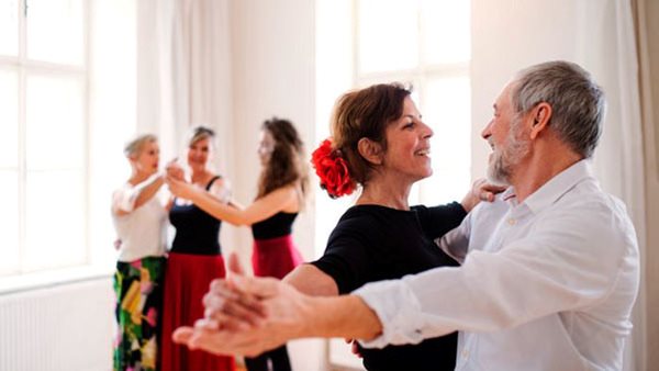 Dansare i dramatisk pose på tangokurs