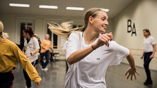 glad dansande kvinna på Balettakademien