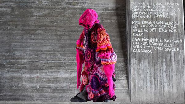 Konstprojekt i garn skapat av studerande på Konstskolan.