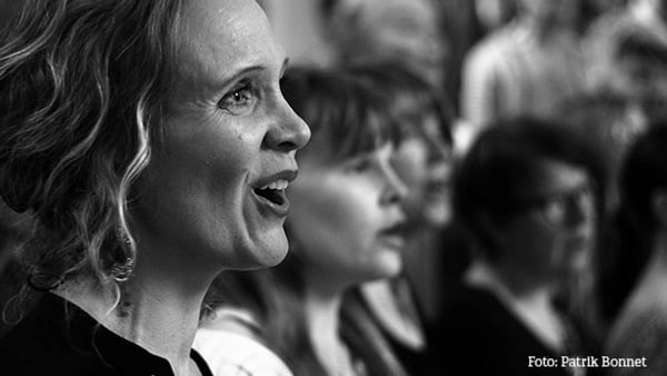 Maria Misgeld och andra kvinnor som sjunger tillsammans