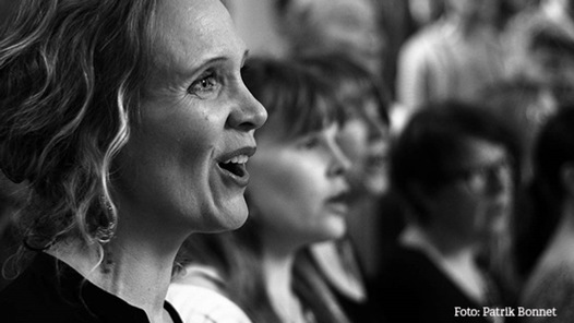 Maria Misgeld och andra kvinnor som sjunger tillsammans