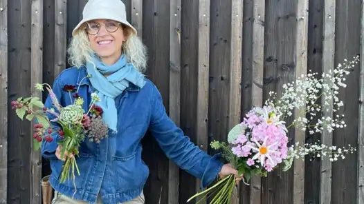 Foto på Tina Hellberg med blommor.