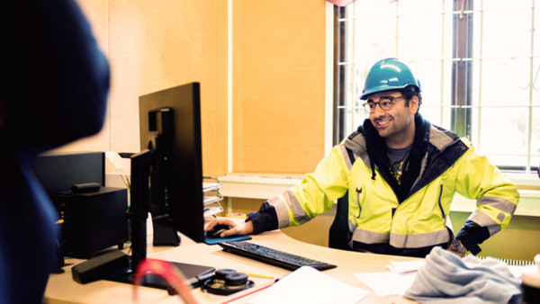 man vid dator, projektering
