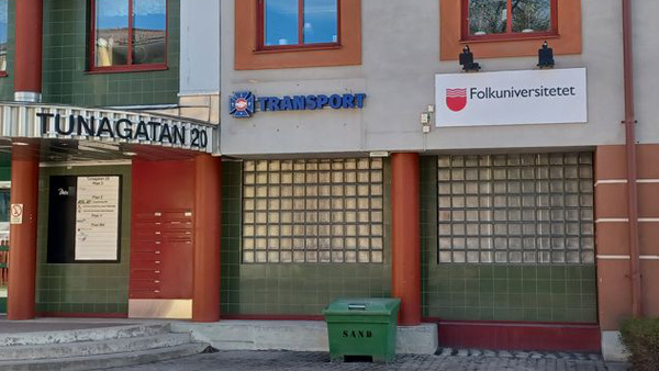Bild från fasaden vid Folkuniversitetet i Borlänge