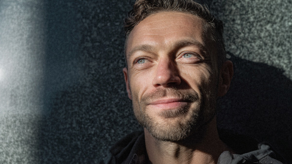 Glad kille som går yrkeshögskolan.