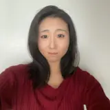 En kvinna i röd tröja.