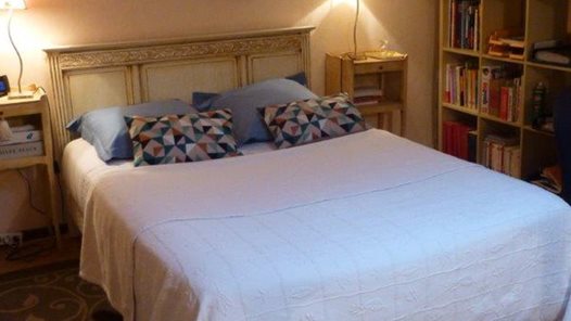 En säng i ett av sovrummen på ett boende i aix en provence